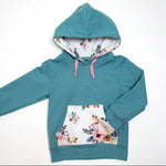 Schnittmuster Hoodie in Türkis mit Blumendetails und Kapuze, ideal für Kinder, nach dem Schnittmuster Hoodie FLY.
