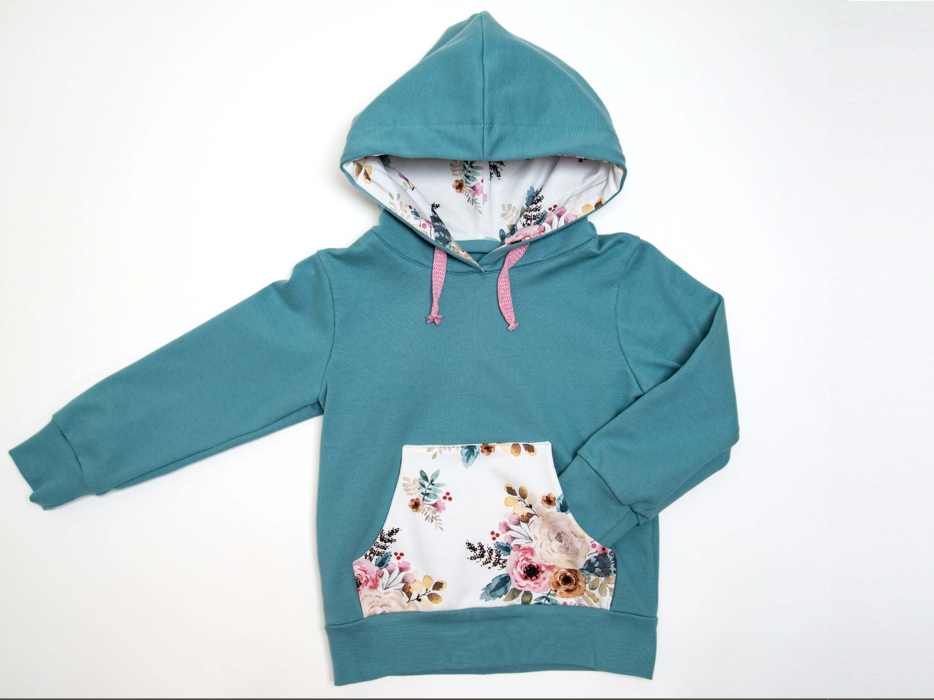 Schnittmuster Hoodie in Türkis mit Blumendetails und Kapuze, ideal für Kinder, nach dem Schnittmuster Hoodie FLY.