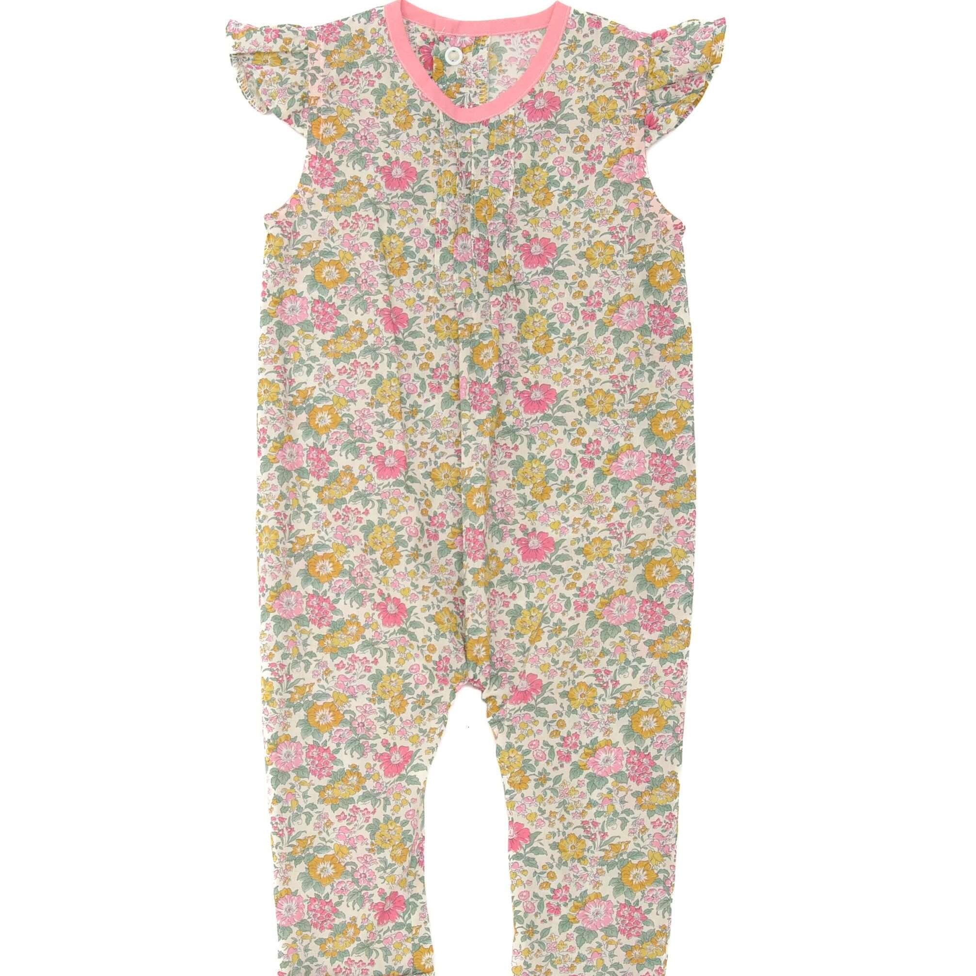Schnittmuster Baby Overall MIA – Sommer-Jumpsuit für kleine Mädchen mit buntem Blumenmuster und Volant-Ärmeln.