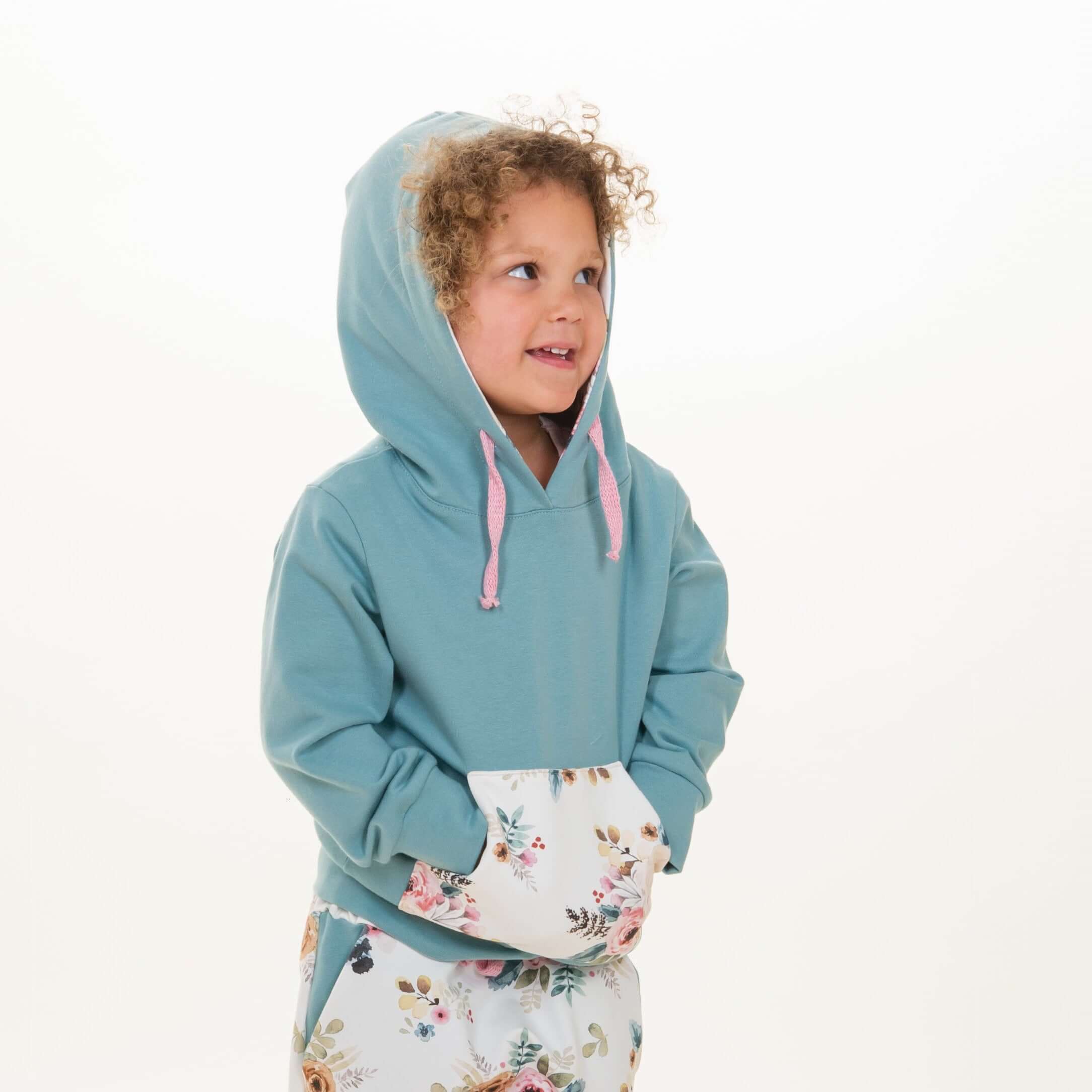 Schnittmuster Hoodie FLY, Kinder in blaue Kapuzen-Hoodie mit Blumenmuster-Taschen, digitales PDF-Schnittmuster.