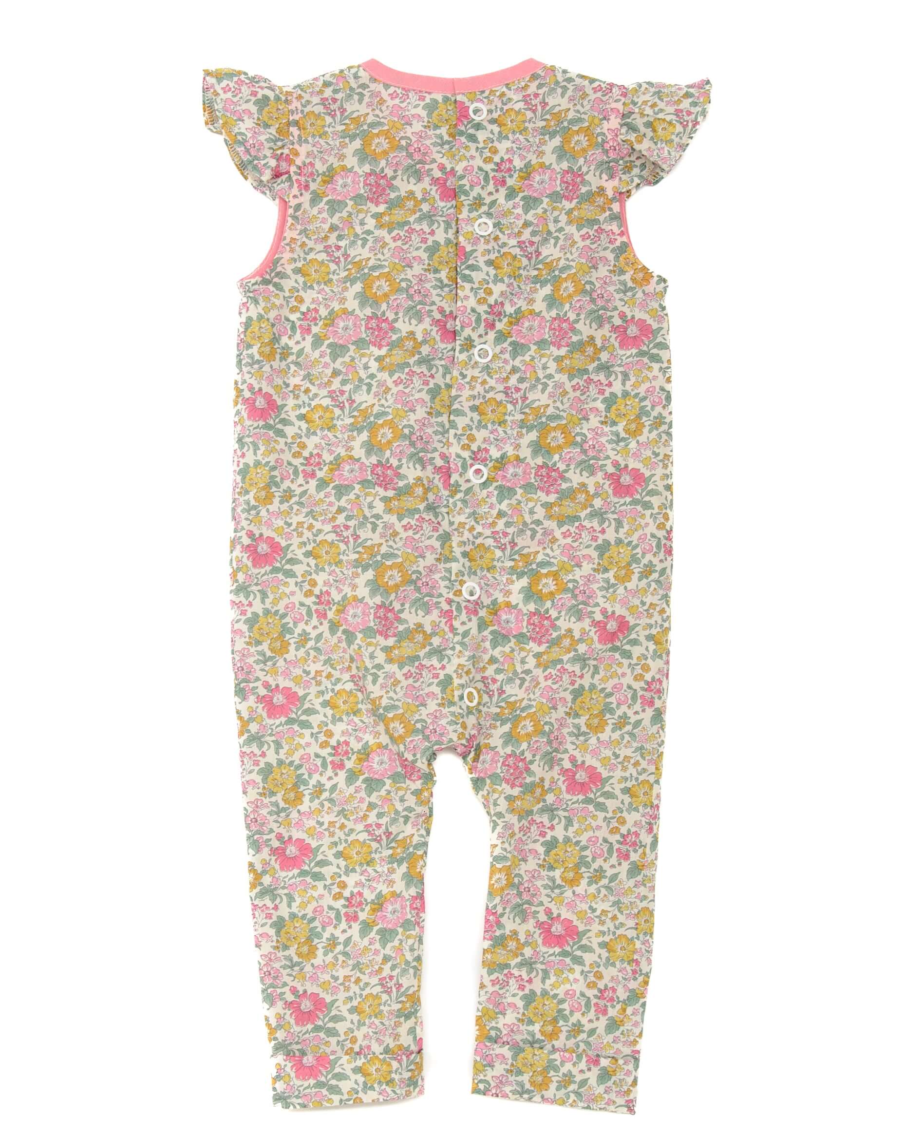 Schnittmuster Baby Overall MIA – Rückansicht des Baby-Jumpsuits mit floralem Muster und Volant-Ärmeln.