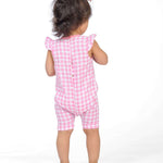 Schnittmuster Baby Overall MIA – Baby und Kleinkind Sommer-Jumpsuit in Pink mit Volant Ärmel und Druckknopf Verschluss.
