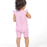 Schnittmuster Baby Overall MIA – Baby und Kleinkind Sommer-Jumpsuit in Pink mit Volant Ärmel und Druckknopf Verschluss.