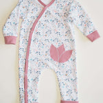 Schnittmuster Strampler LISA PDF für Baby, gemütlicher schlafoverall mit Blumenmuster und rosa Akzenten.
