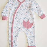Schnittmuster Strampler LISA PDF für Baby, gemütlicher schlafoverall mit Blumenmuster und rosa Akzenten.