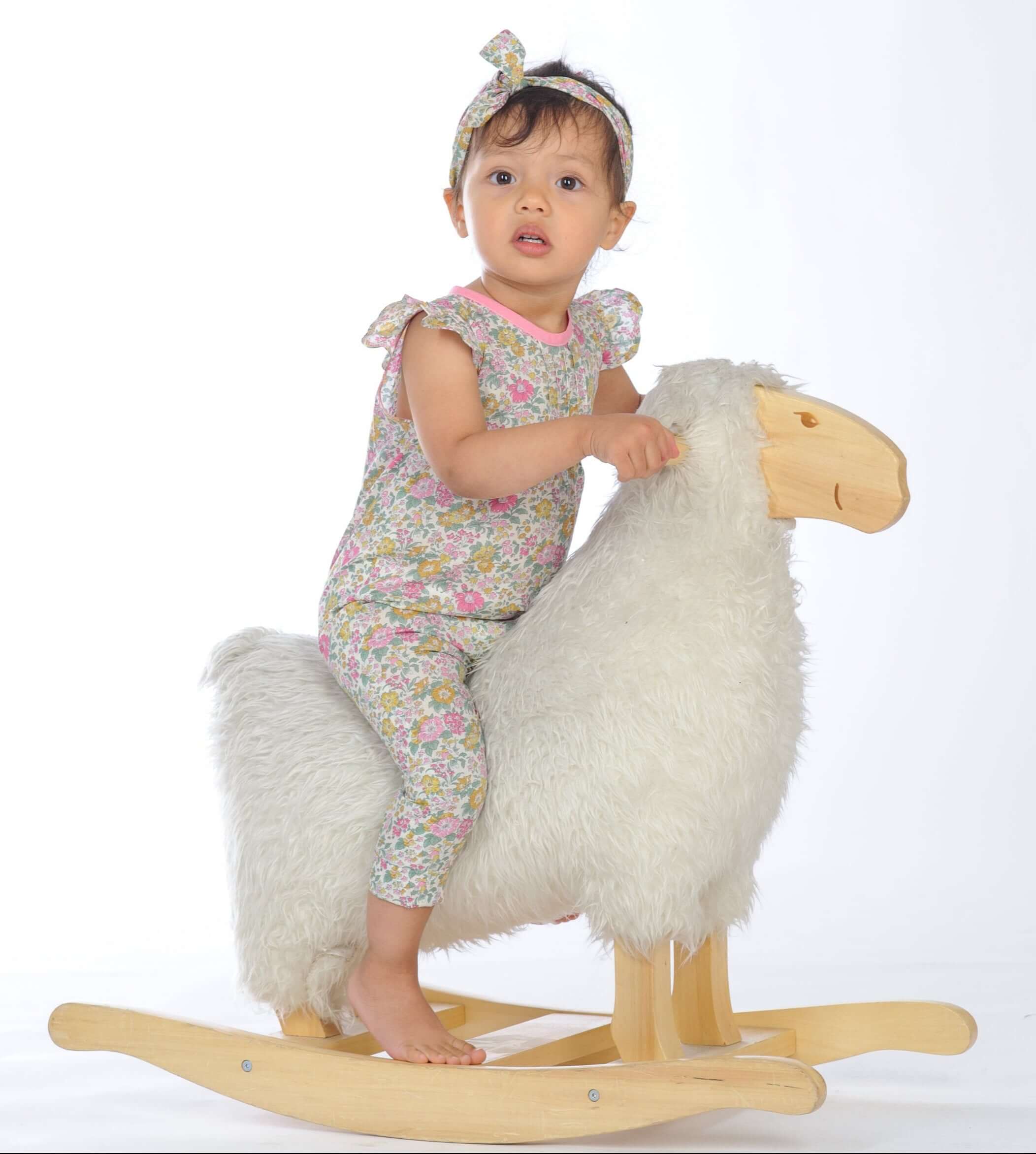Schnittmuster Baby Overall MIA – Baby und Kleinkind Sommer-Jumpsuit, süßes Kind auf einem Schaukel-Schaf