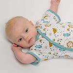 Baby im bunten Strampler mit Tiermotiven, Schnittmuster Strampler LEON PDF 2-in-1, Größen 50/56-98/104