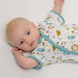 Baby im bunten Strampler mit Tiermotiven, Schnittmuster Strampler LEON PDF 2-in-1, Größen 50/56-98/104