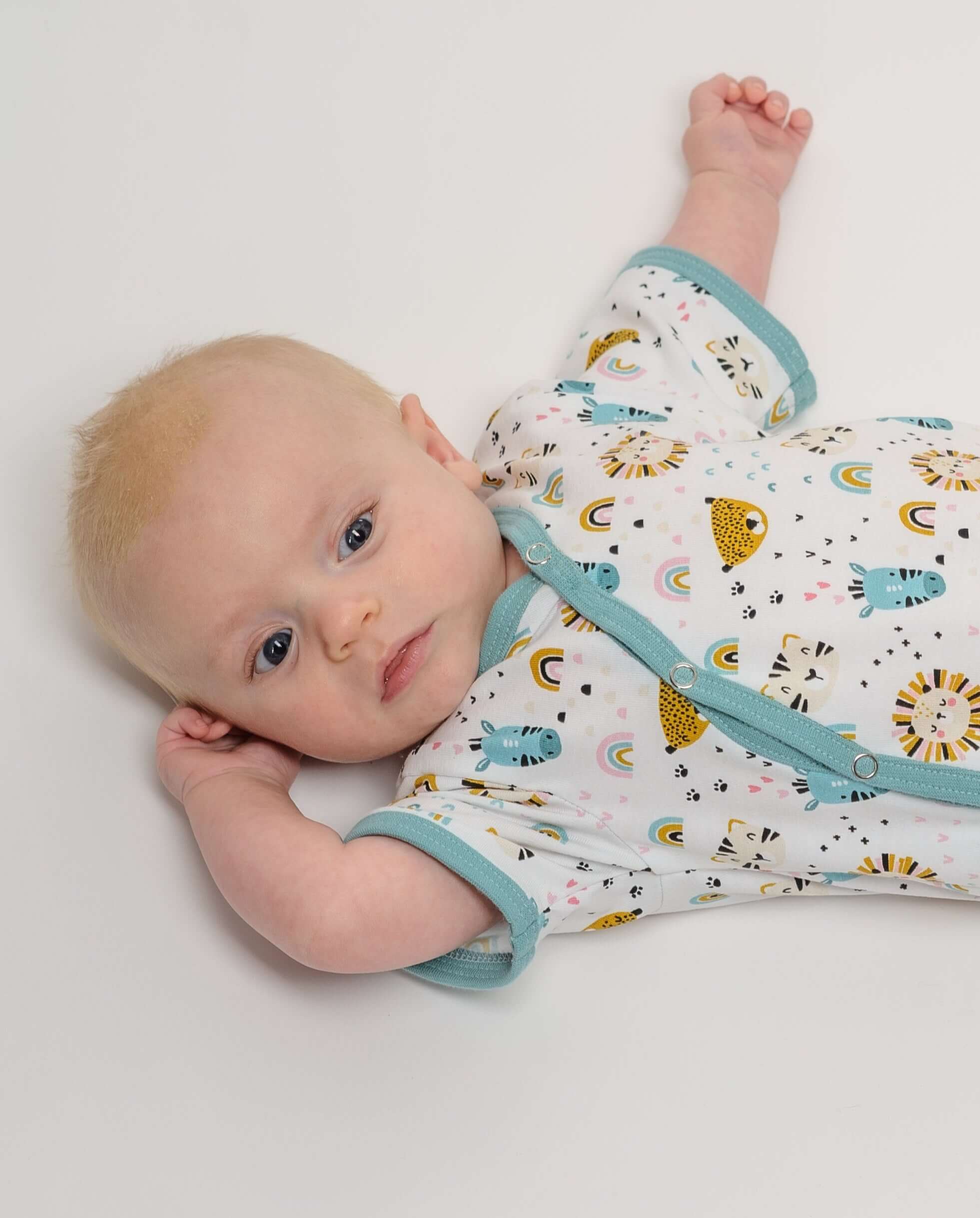 Baby im bunten Strampler mit Tiermotiven, Schnittmuster Strampler LEON PDF 2-in-1, Größen 50/56-98/104