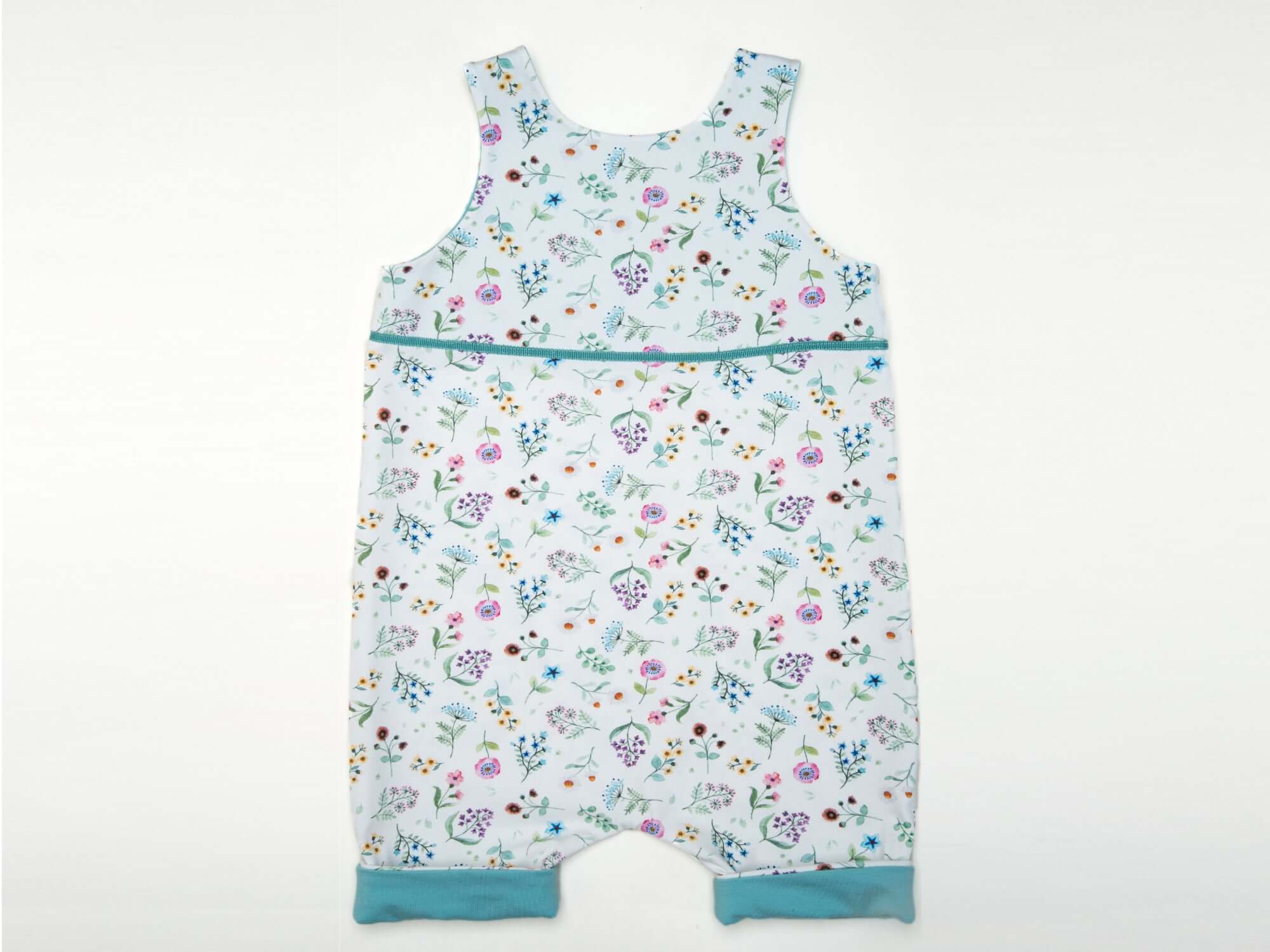Schnittmuster Baby-Overall & Mütze PDF Design für Baby Overall mit floralem Muster in Hellblau