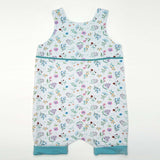 Schnittmuster Baby-Overall & Mütze PDF Design für Baby Overall mit floralem Muster in Hellblau