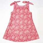 Schnittmuster Mädchenkleid STEFFI in rosa mit Blumenmuster und schulterlangen Bändern für Mädchen.