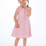 Mädchen trägt ein rosa Schnittmuster Mädchenkleid STEFFI mit Punkten, ideal für Sommer.