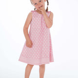 Mädchen trägt ein rosa Schnittmuster Mädchenkleid STEFFI mit Punkten, ideal für Sommer.