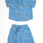 Schnittmuster Baby Hemd & Hose TOM + NOAH PDF Jungen Outfit für Größe 68–122, blaues Hemd und kurze Hose mit Tiermotiven.