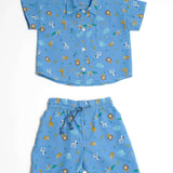 Schnittmuster Baby Hemd & Hose TOM + NOAH PDF Jungen Outfit für Größe 68–122, blaues Hemd und kurze Hose mit Tiermotiven.