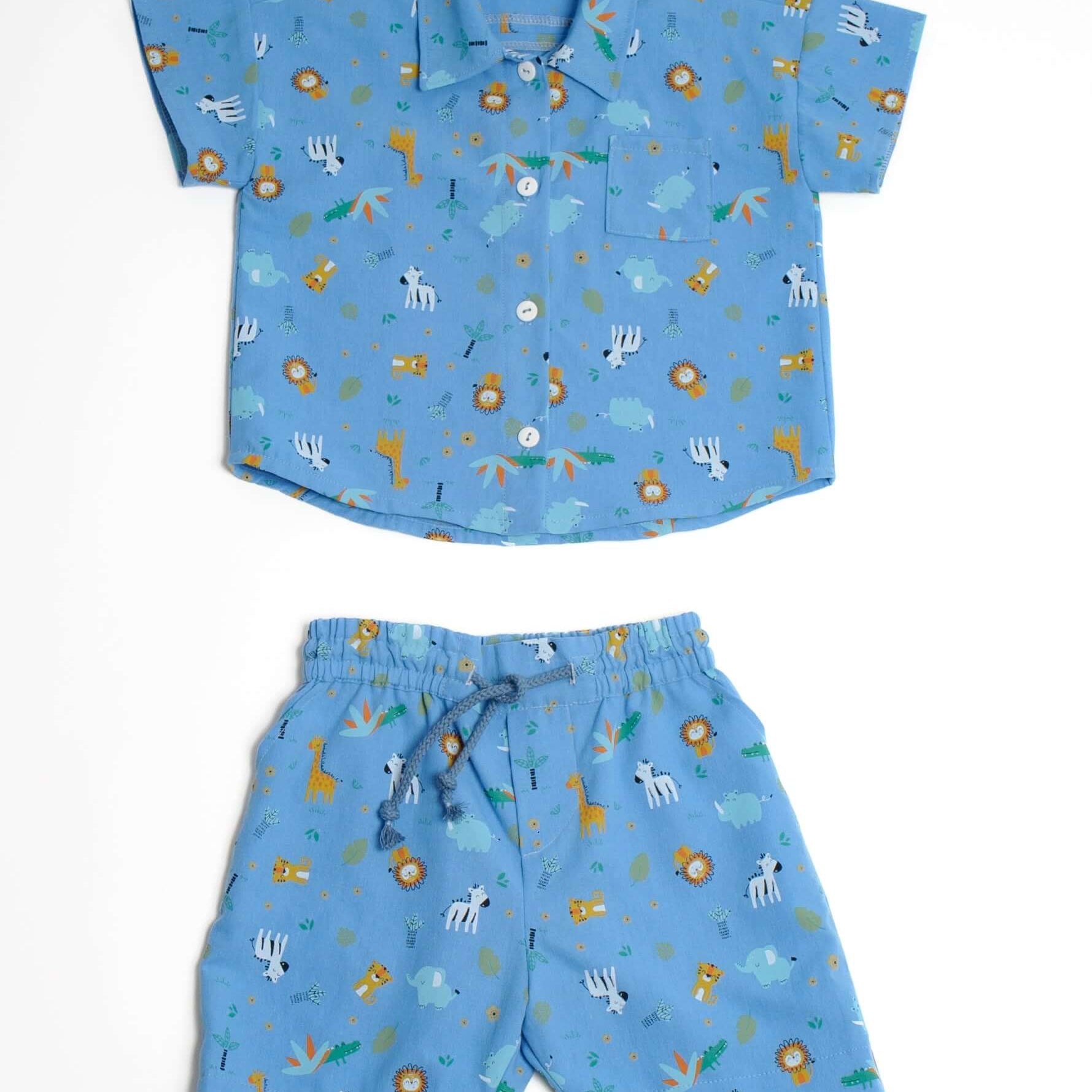 Schnittmuster Baby Hemd & Hose TOM + NOAH PDF Jungen Outfit für Größe 68–122, blaues Hemd und kurze Hose mit Tiermotiven.
