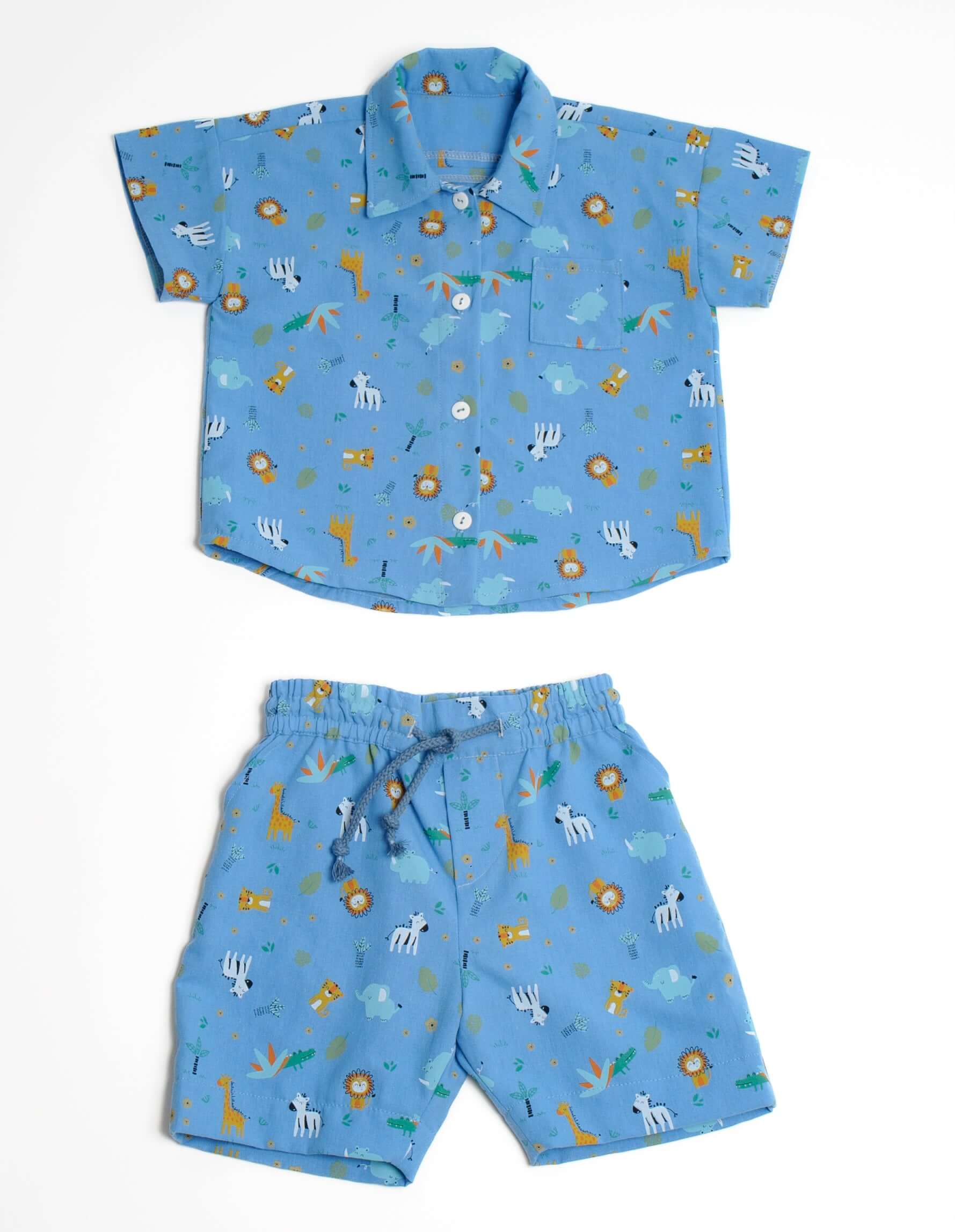 Schnittmuster Baby Hemd & Hose TOM + NOAH PDF Jungen Outfit für Größe 68–122, blaues Hemd und kurze Hose mit Tiermotiven.