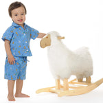 Schnittmuster Baby Hemd & Hose TOM + NOAH PDF Jungen Outfit Gr. 68–122, Junge mit Hemd und Hose neben einem Schaukelpferd.