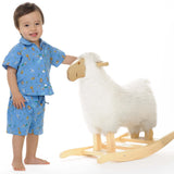 Schnittmuster Baby Hemd & Hose TOM + NOAH PDF Jungen Outfit Gr. 68–122, Junge mit Hemd und Hose neben einem Schaukelpferd.