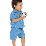 Schnittmuster Baby Hemd & Hose - Junge im blauen Outfit mit Fußball Spielzeug, sympathische Kinderbekleidung.