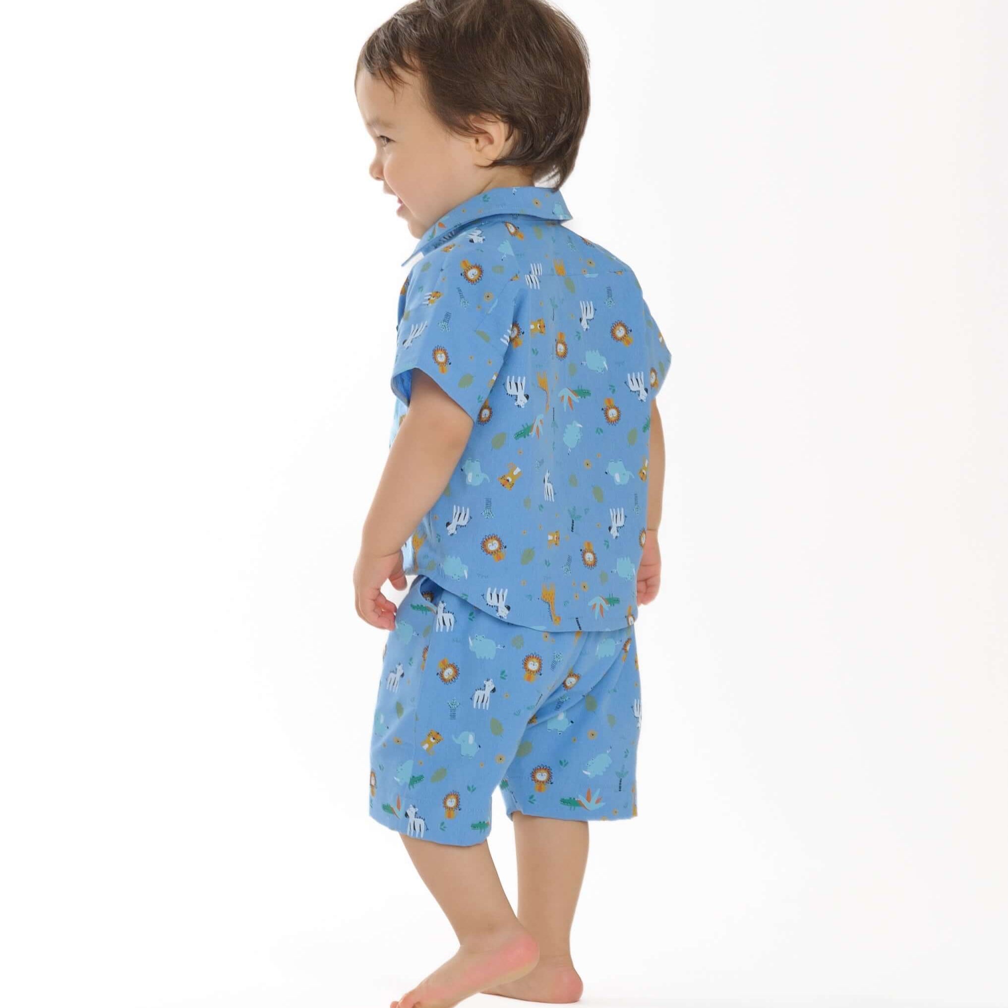 Schnittmuster Baby Hemd & Hose TOM + NOAH PDF Jungen Outfit Gr. 68–122 in Blau, Jungenmode für festliche Anlässe.