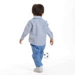 Schnittmuster Baby Hemd & Hose TOM + NOAH PDF Jungen Outfit in Aktion mit einem kleinen Jungen.