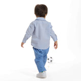 Schnittmuster Baby Hemd & Hose TOM + NOAH PDF Jungen Outfit in Aktion mit einem kleinen Jungen.