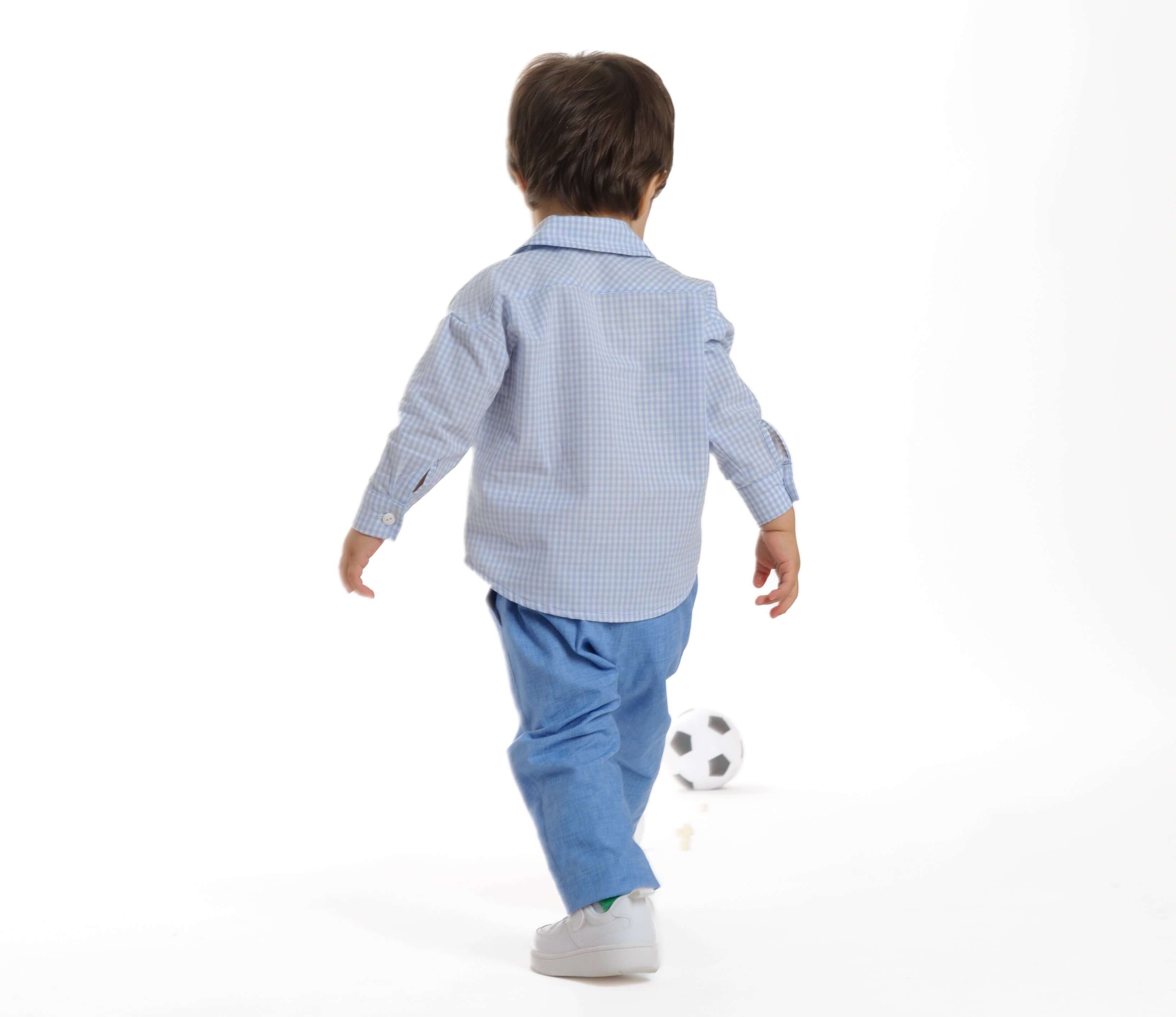 Schnittmuster Baby Hemd & Hose TOM + NOAH PDF Jungen Outfit in Aktion mit einem kleinen Jungen.