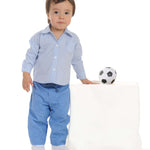 Schnittmuster Baby Hemd & Hose TOM + NOAH PDF Jungen Outfit Gr. 68–122, Kleiner Junge in Hemd und Hose mit Fußball.