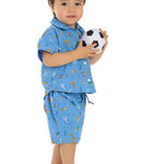 Schnittmuster Baby Hemd & Hose TOM + NOAH PDF Jungen Outfit in Blau mit Fußball, Größe 68-122 für Jungen.