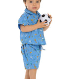 Schnittmuster Baby Hemd & Hose TOM + NOAH PDF Jungen Outfit in Blau mit Fußball, Größe 68-122 für Jungen.
