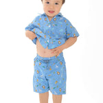 Schnittmuster Hose für Baby und Kinder NOAH - Jungen Größen 68-122, lächelnder Junge im blauen Outfit mit kurzen Hosen.