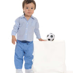Schnittmuster Hose für Baby und Kinder NOAH - Jungen Größen 68-122, Baby in blauen Hosen und kariertem Hemd mit Fußball