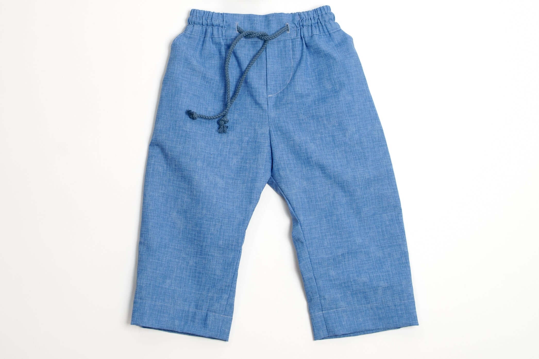 Schnittmuster Hose für Baby und Kinder NOAH in Blau, geeignet für Jungen Größen 68-122, aus leichtem Stoff.