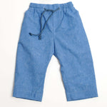 Schnittmuster Hose für Baby und Kinder NOAH in Blau, geeignet für Jungen Größen 68-122, aus leichtem Stoff.