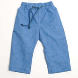 Schnittmuster Hose für Baby und Kinder NOAH in Blau, geeignet für Jungen Größen 68-122, aus leichtem Stoff.
