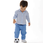 Schnittmuster Hose für Baby und Kinder NOAH - Junge mit einem Fußball, blaues Outfit.
