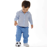Schnittmuster Hose für Baby und Kinder NOAH - Junge mit einem Fußball, blaues Outfit.
