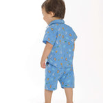 Schnittmuster Hose für Baby und Kinder NOAH - Jungen Größen 68-122, Kind im blauen Tiermotiv-Outfit von hinten