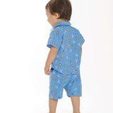 Schnittmuster Hose für Baby und Kinder NOAH - Jungen Größen 68-122, Kind im blauen Tiermotiv-Outfit von hinten