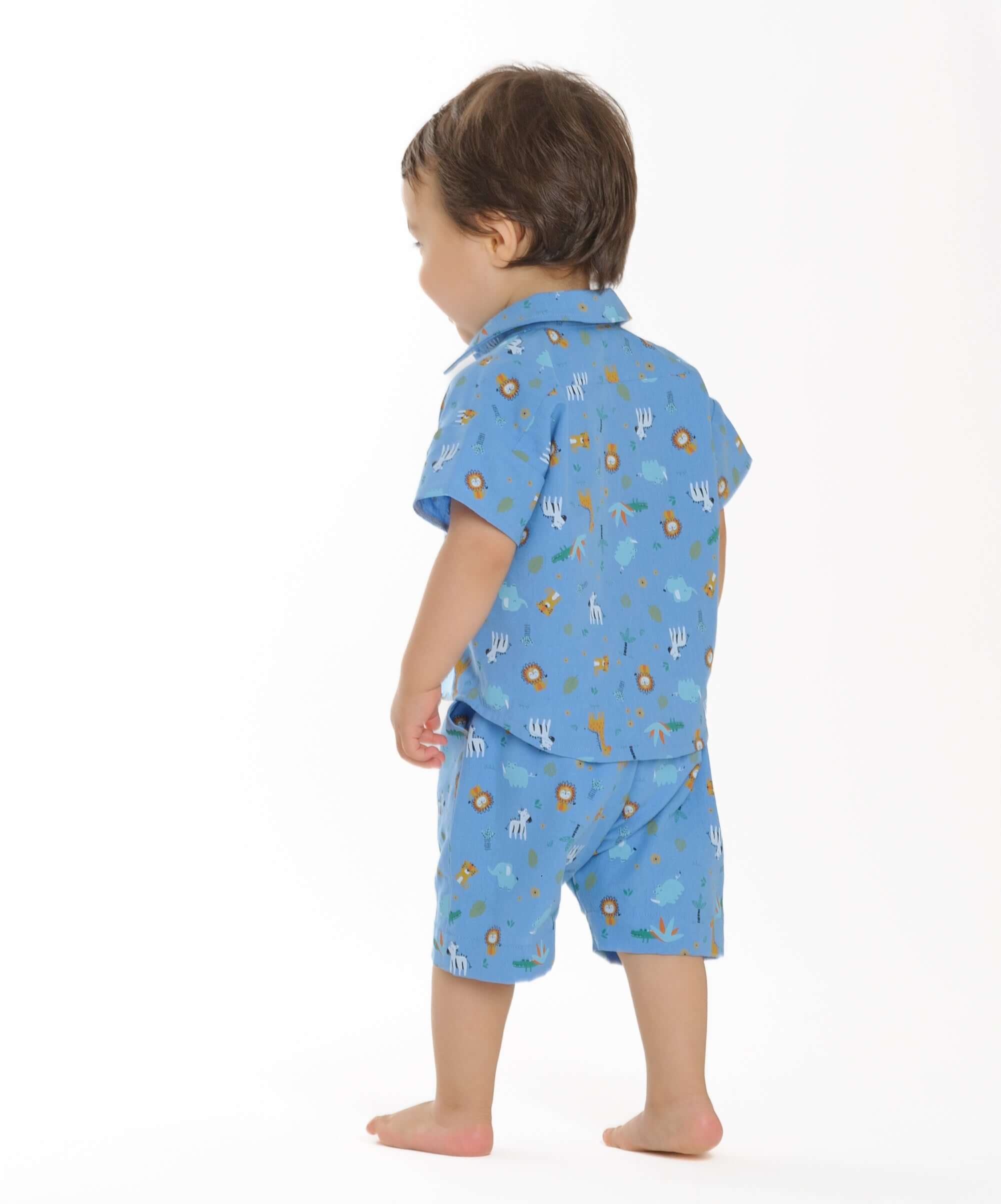 Schnittmuster Hose für Baby und Kinder NOAH - Jungen Größen 68-122, Kind im blauen Tiermotiv-Outfit von hinten