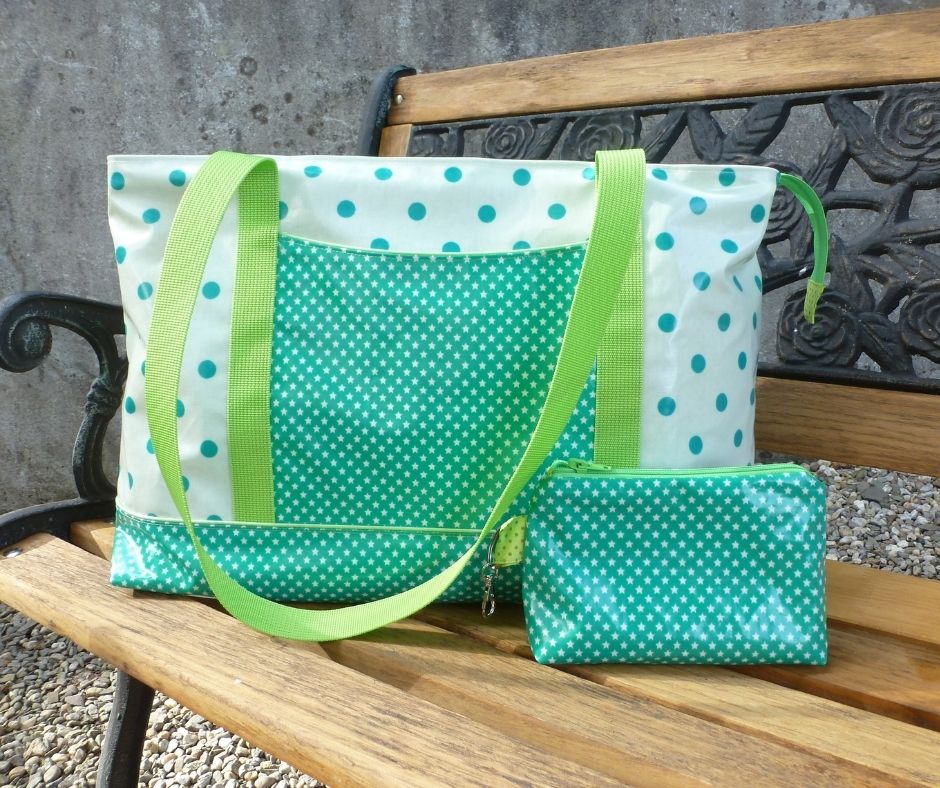Handgenähte Badetasche mit passendem Täschchen aus beschichteter Baumwolle in Türkis, Weiß und Limegrün. Die geräumige Strandtasche verfügt über praktische Innenfächer und eignet sich perfekt für Strand, Schwimmbad oder den Sommerurlaub. Ein Schnittmuster von Frau Elster.