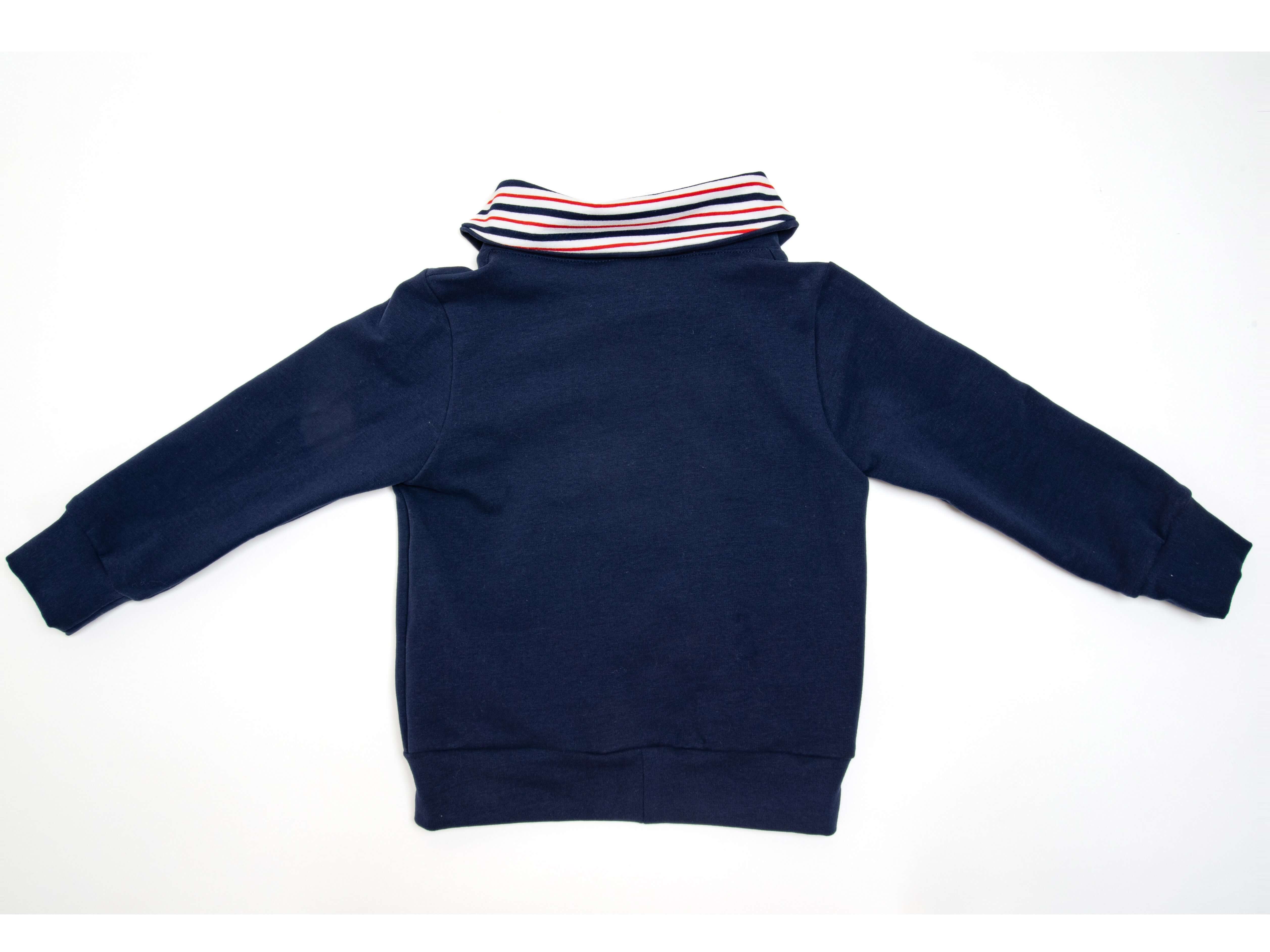 Rückansicht eines navyblauen Hoodies mit gestreiftem Schalkragen - Schnittmuster Hoodie FLY 2-in-1.
