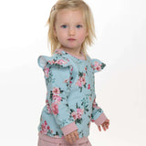 Schnittmuster Baby Sweatshirt mit Rüschen, rosa Blumenmuster und Schulterdruckknöpfen für Mädchen.