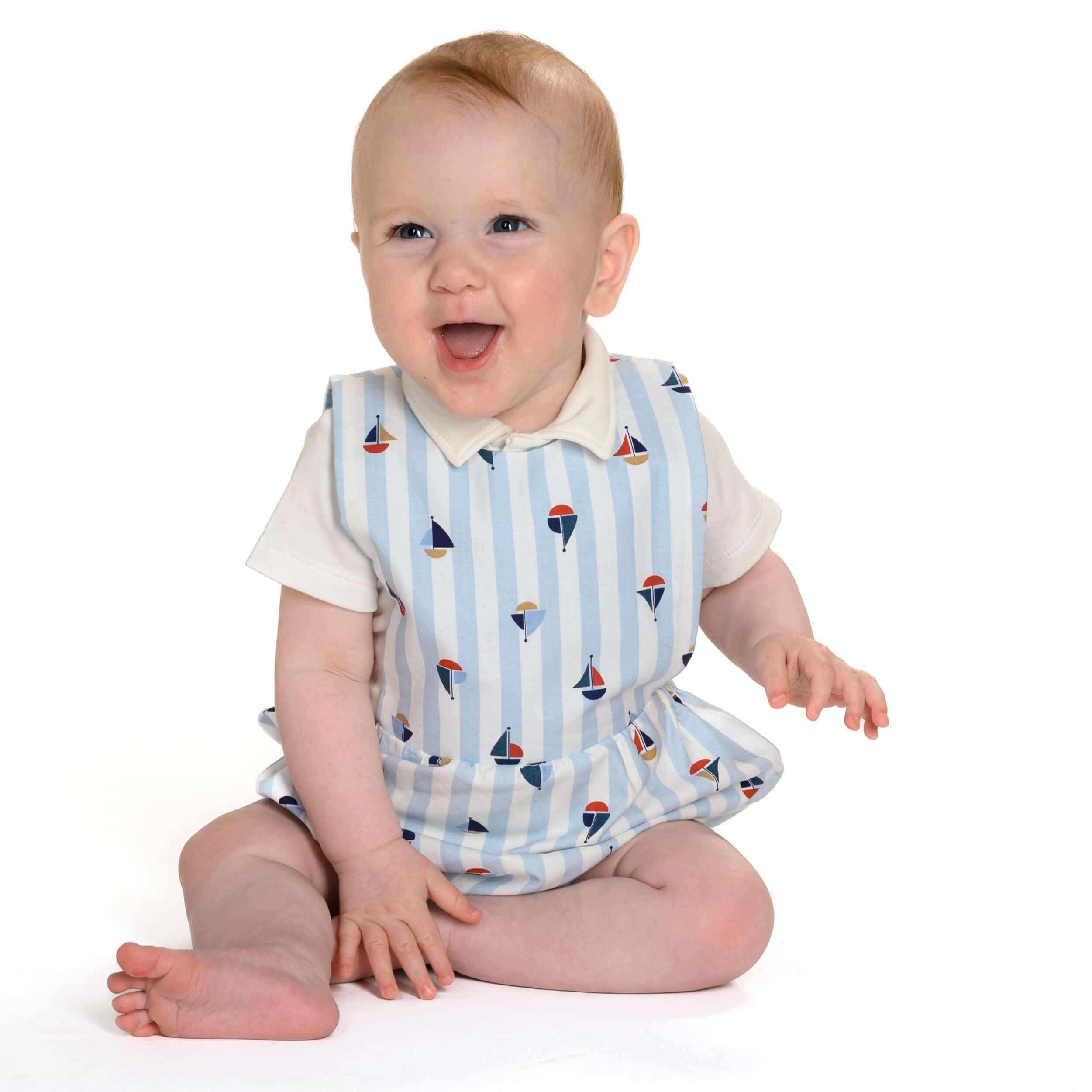 Schnittmuster Baby Bloomer Marco /Kurzoverall  PDF | Sommer-Strampler | Größe 50–92 | Baby in fröhlichem Overall mit Bootsdesign.