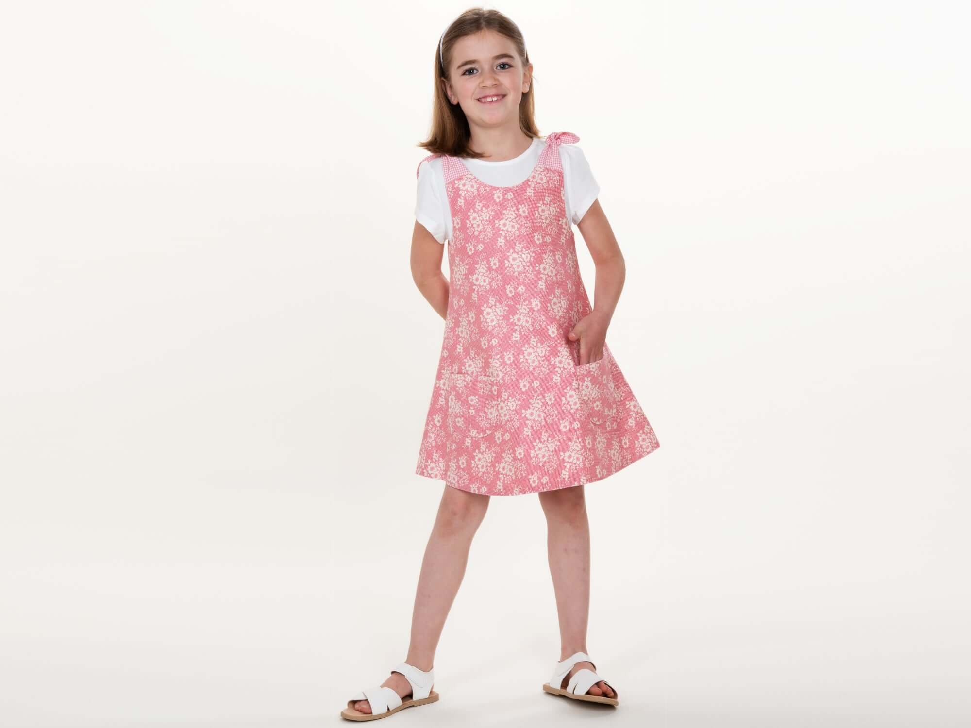 Schnittmuster Mädchenkleid STEFFI Gr. 74 - 152, Sommer Babykleid für Mädchen in rosa mit Blumenmuster.