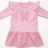 Schnittmuster Baby Sweatshirt und Kleid SOPHIE in Rosa mit Rüschendetails und Schleifenapplikation