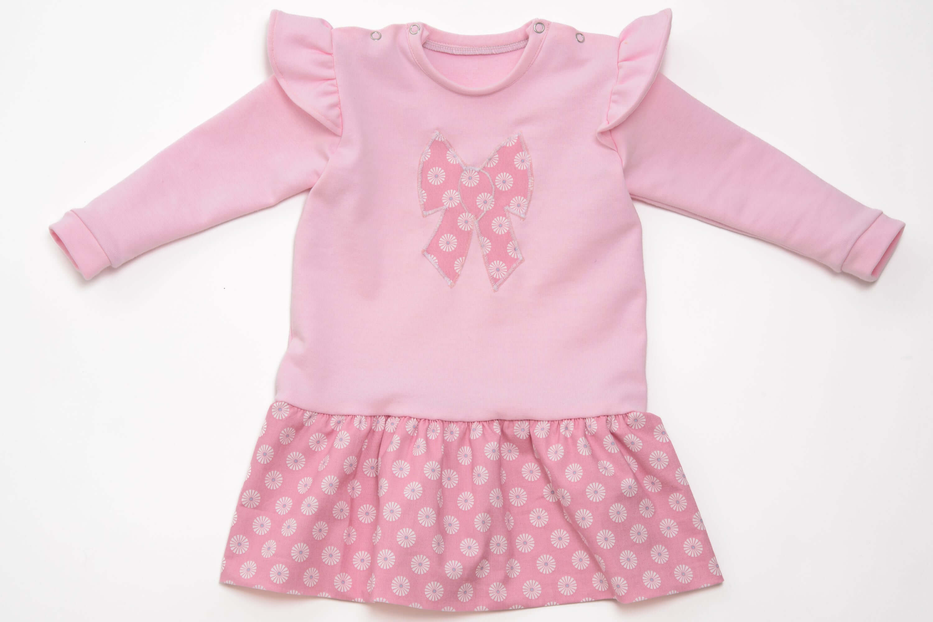 Schnittmuster Baby Sweatshirt und Kleid SOPHIE in Rosa mit Rüschendetails und Schleifenapplikation