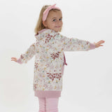Schnittmuster Tunika in floralem Tunika Hoodie ARWEN, digitalem Schnittmuster Tunika, modelliert mit einem verspielten Look.
